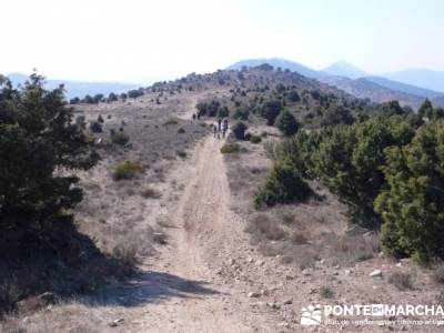 La sierra Oeste de Madrid. Puerto de la Cruz Verde, Robledo de Chavela, ermita de Navahonda. botas s